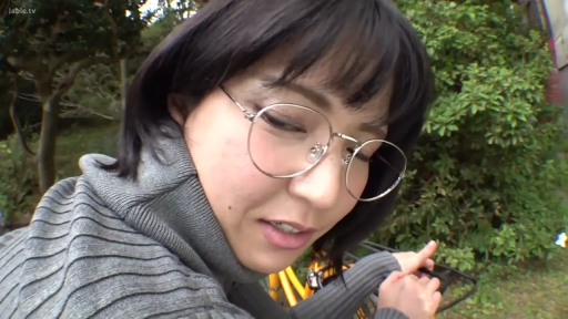 俯身 · 眼镜 · 脸部特写 · 自然 · 注视 · 灰色高领毛衣 · 户外 · 短发