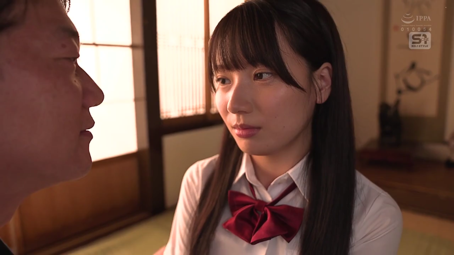 忧郁 · 校服 · 脸部特写 · 和室 · 榻榻米 · 注视 · 对坐 · 日产