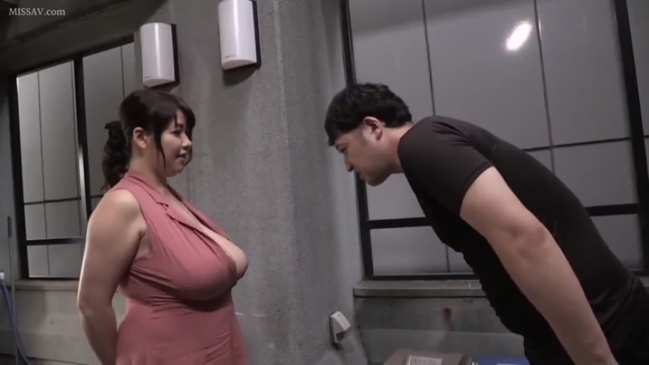 全身 · 站立 · 巨乳 · 微笑 · 交流 · 粉色紧身裙 · 壁灯 · 户外墙边