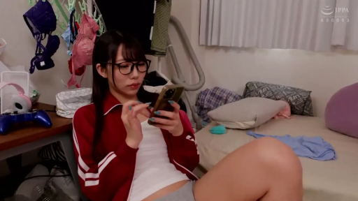 红色运动外套 · 集中 · 游戏手柄 · 屈膝坐姿 · 玩手机 · 居家生活 · 凌乱的卧室