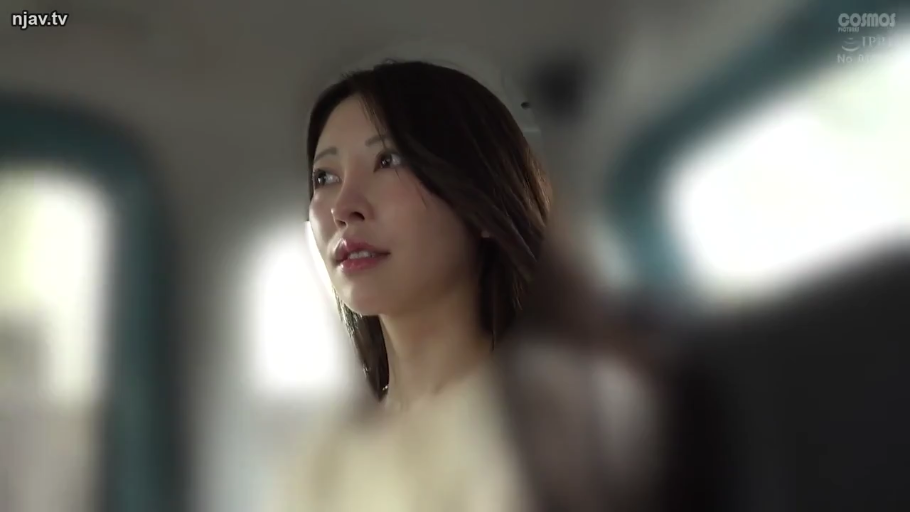 坐姿 · 脸部特写 · 迷离 · 注视 · 车内 · 长发 · 便装