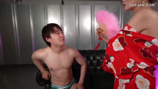 室内 · 座り姿勢 · 顔部のクローズアップ · 微笑 · 裸体 · インタラクティブ · 分屏 · 字幕板