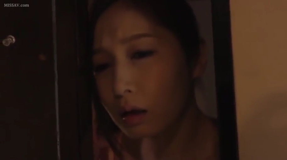 室内 · 站立 · 字幕 · 中景 · 微笑 · 台灯 · 针织衫 · 欢呼