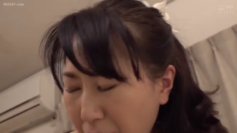 室内 · 坐姿 · 脸部特写 · 享受 · 长发 · 闭目 · 不详