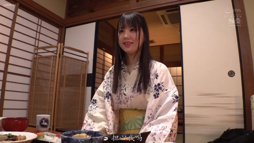 坐姿 · 和室 · 中景 · 微笑 · 餐具 · 浴衣 · 持杯 · 日式旅馆