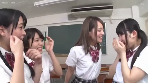 教室 · 中景 · 站姿 · 聊天 · 多人 · 黑板 · JK制服 · 笑容