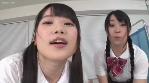 室内 · 校服 · 脸部 · 站姿 · 微笑 · 凝视 · 双人