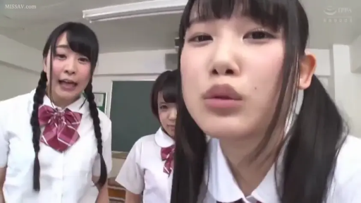 教室 · 顔部のクローズアップ · 对视 · 多人 · 黑板 · JK制服 · 前傾 · 嘟嘴