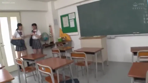 教室 · 角色扮演 · 站立 · 制服 · 远景 · 开心 · 书包 · 闲谈