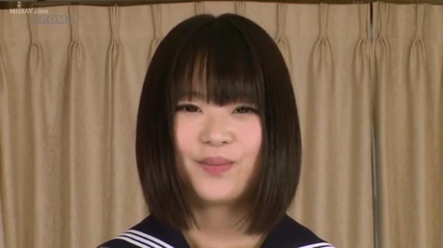 室内 · 脸部特写 · 微笑 · 面对镜头 · 水手服 · 短发 · 正面