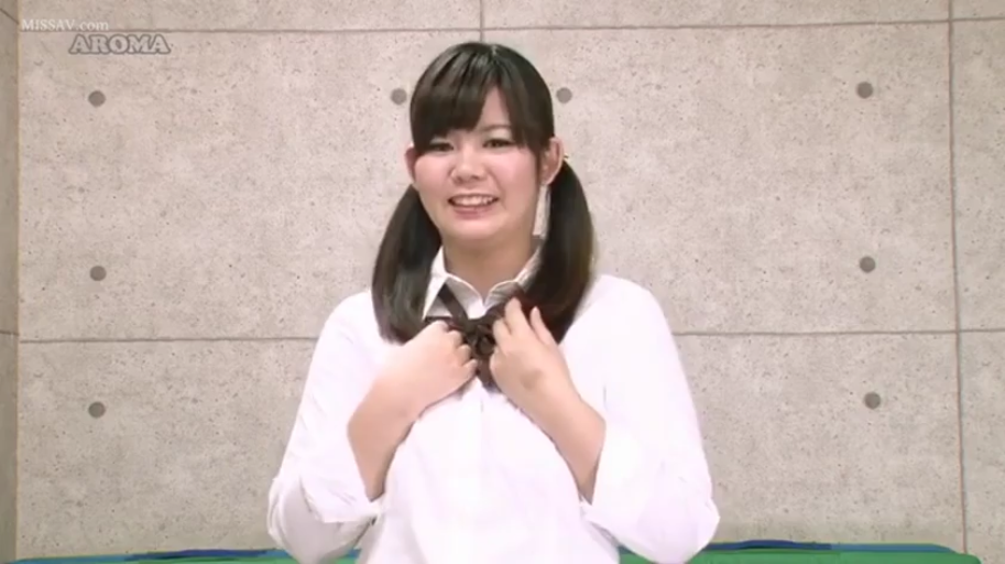 站立 · 微笑 · 半身 · 制服 · 双马尾 · 影棚 · 整理领结