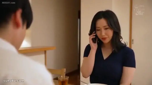 座り姿勢 · 半身 · 携帯電話 · 室内レストラン · アジア人女性 · 淡然 · 電話に出る · 深蓝色V领上衣