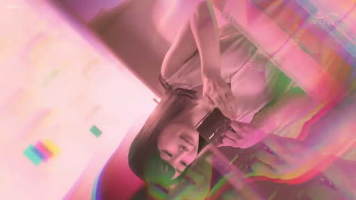 室内 · 坐姿 · 脸部 · 微笑 · 注视 · 黑色T恤 · 男性