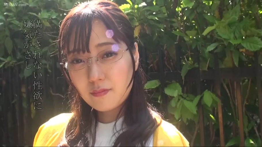 眼镜 · 平静 · 注视 · 户外 · 头部特写 · 正面 · 黄色外套 · 日文标题