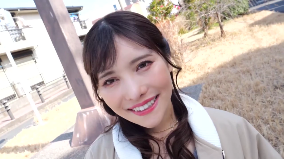 顔部のクローズアップ · 站立 · 微笑 · 对视 · 屋外 · 长发 · 夹克