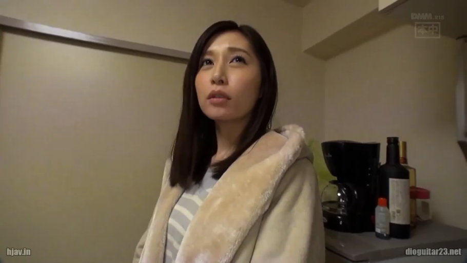卧室 · 中景 · 微笑 · 床 · 跪姿 · 白色背心 · 抚摸 · POV
