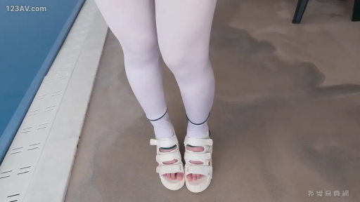 室内 · 站立 · 展示 · 腿部 · 足控 · 白色凉鞋