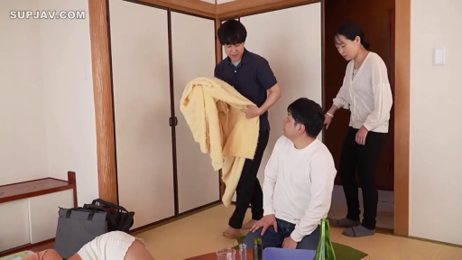 站立 · 和室 · 自然 · 远景 · 交流 · 多人 · 休闲服 · 毛毯