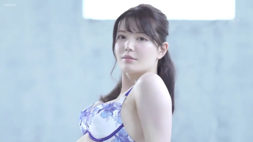 平靜 · 擺拍 · 室内摄影棚 · 上半身 · 亚洲女性 · 侧身回头 · 碎花胸衣