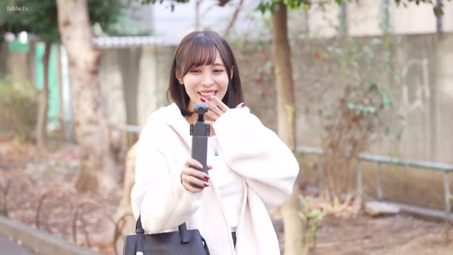 站立 · 中景 · 微笑 · 户外 · 自拍 · 亚洲女性 · 白色绒毛外套 · 云台相机