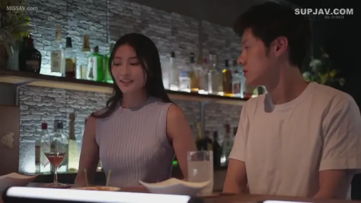 坐姿 · 交谈 · 中景 · 微笑 · 酒吧 · 无袖针织衫 · 鸡尾酒杯