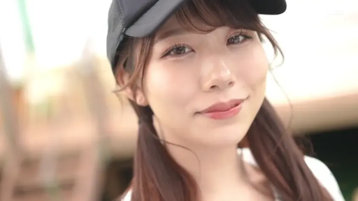 顔部のクローズアップ · 微笑 · 屋外 · 注视镜头 · 正面 · 棒球帽