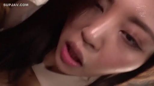 室内 · 单人 · 脸部特写 · 卧姿 · 高潮表情 · 浅色上衣 · 呻吟凝视