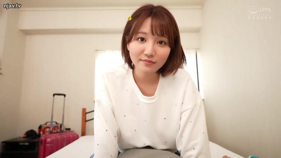 坐姿 · 卧室 · 行李箱 · 微笑 · 面部特写 · 注视镜头 · 日本AV · 白色长袖卫衣