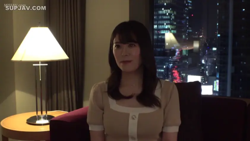 坐姿 · 平靜 · 酒店房間 · 檯燈 · 城市夜景 · 访谈 · 半身像 · 浅褐色短袖上衣