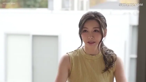 室内 · 中景 · 站姿 · 平静 · 背心 · 凝视 · 女优