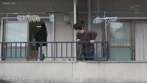 站姿 · 远景 · 好奇 · 户外 · 休闲服 · 窥视 · 阳台 · 晾衣架