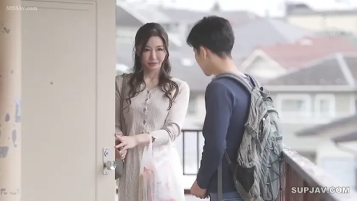 交谈 · 站立 · 中景 · 微笑 · 熟女 · 公寓走廊 · 购物袋 · 针织连衣裙