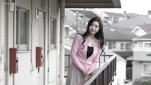 中景 · 倚靠 · 粉色开衫 · 住宅楼走廊