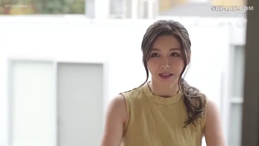 室内 · 微笑 · 面部特写 · 交流 · 黄色无袖上衣 · 正面坐姿 · 气质熟女