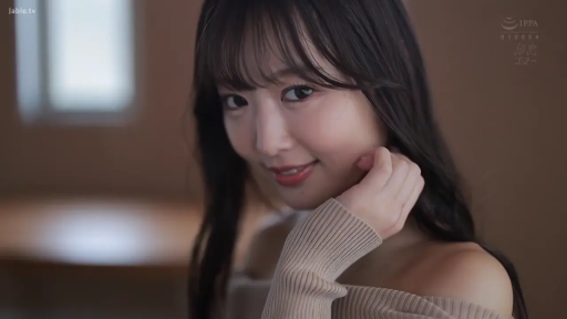 Indoor · Close-up of the face · Smile · 清纯 · 撩发 · Side glance back · 露肩毛衣