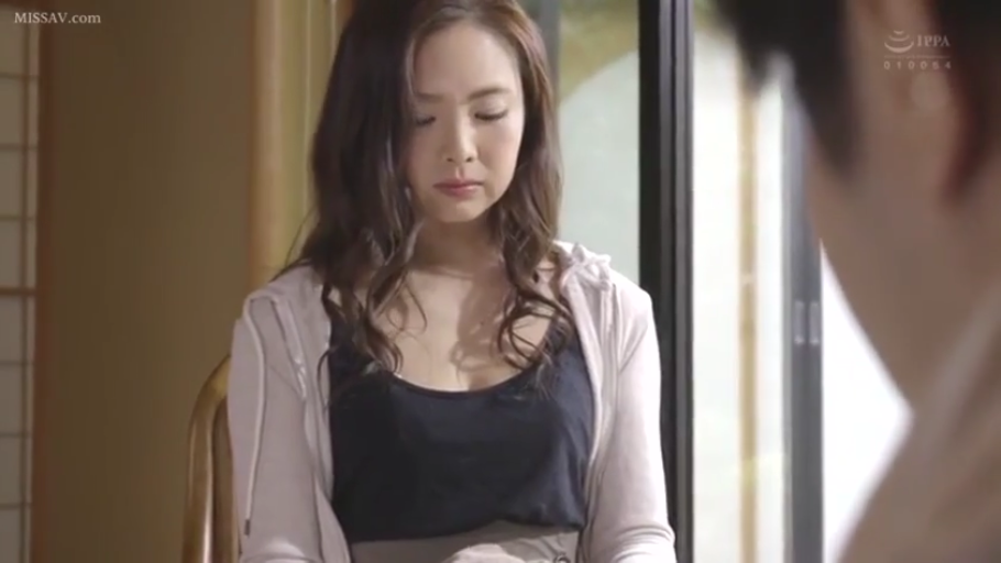 室内 · 坐姿 · 忧郁 · 低头 · 上半身 · 椅子 · 男性视角 · 粉色开衫与黑背心