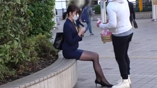 坐姿 · 交谈 · 全身 · 手提包 · 户外 · 戴口罩 · 街拍 · 蓝色套裙及黑丝袜