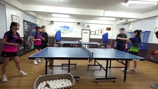 专注 · 站姿 · 全景 · 多人 · 運動服 · 运动 · 乒乓球室 · 乒乓球桌