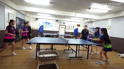 站姿 · 全景 · 多人 · 認真 · 運動服 · 打球 · 乒乓球桌 · 乒乓球馆