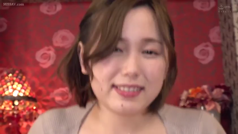 室内 · 脸部特写 · 正面 · 浅色针织衫