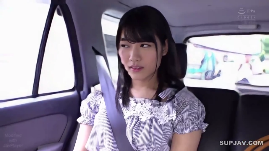 坐姿 · 中景 · 自然 · 注视 · 车内 · 亚洲女性 · 条纹上衣 · 安全带