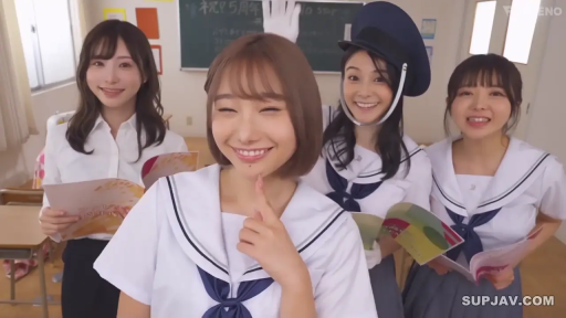 教室 · 角色扮演 · 站姿 · 摆拍 · 水手服 · 开心 · 多人合影 · 宣传册