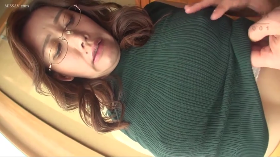 室内 · 眼镜 · 迷离 · 面部特写 · 卧姿 · 熟女 · 掀起上衣 · 墨绿色高领毛衣