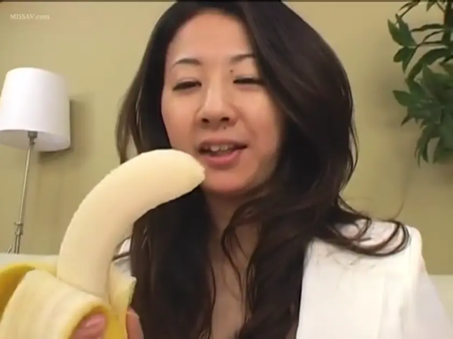 室内 · 顔のクローズアップ · 诱惑 · 白いスーツ · 熟女 · 正面 · 香蕉 · 暗示性动作