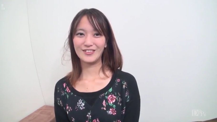 卧室 · 居家环境 · 上半身特写 · 深色外套 · 并排坐姿 · 相框 · 安抚行为 · 忧郁表情