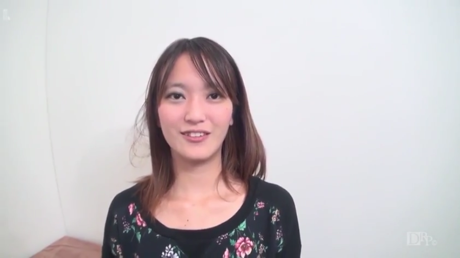 面部 · 蹲姿 · 裸体 · 注视 · 栏杆 · 熟女 · 阳台 · 焦虑