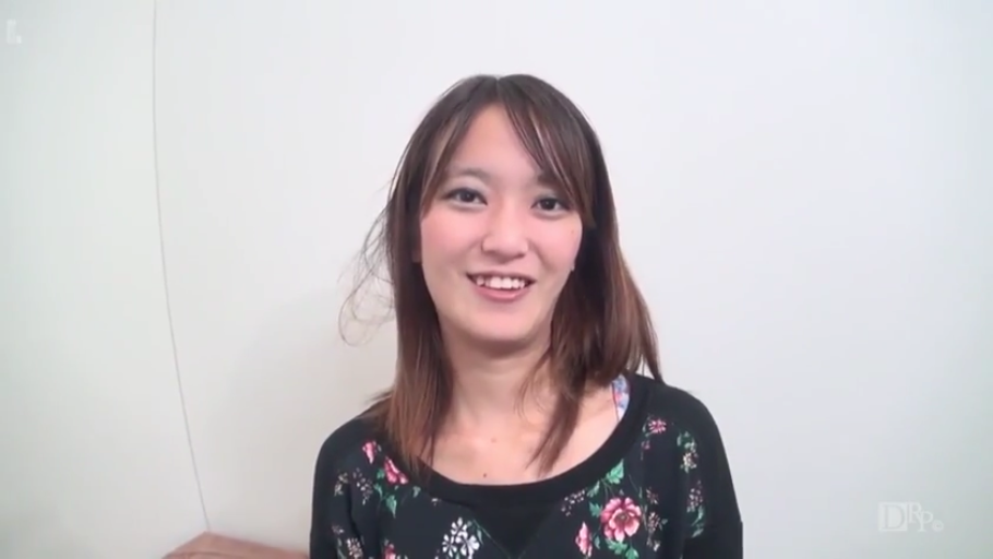 胸部 · 蹲姿 · 享受 · 台灯 · 客厅 · 吊带衫 · 舔弄乳房 · 男女行为