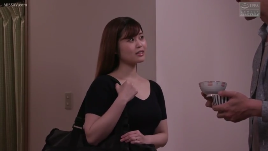 黑色短袖 · 室内 · 站姿 · 微笑 · 半身 · 剧情 · 交流 · 黑色拎包