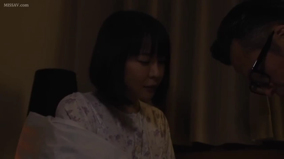 坐姿 · 面部 · 卧室 · 交流 · 被褥 · 暗光 · 沉静 · 碎花睡衣