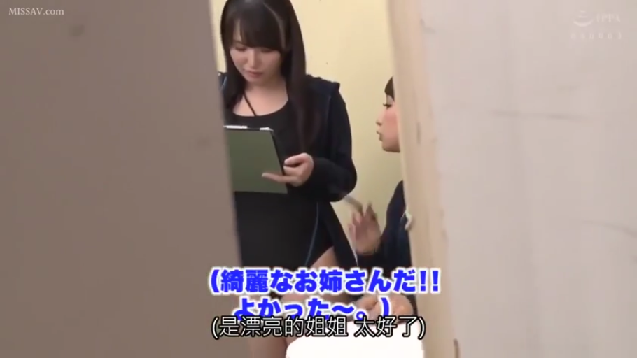 Medium shot · Standing Posture · 自然 · 偷窥视角 · 更衣室 · 黑色连体泳衣 · 平板电脑 · 持平板谈话